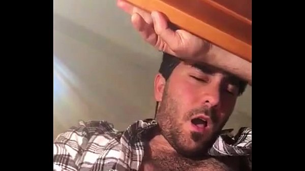 ¡Hombre hermoso se masturba bien rico!