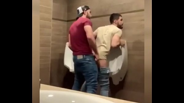 Rapidinho no banheiro do shop adorei vou fazer isso mais vezes