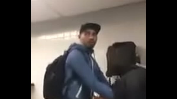 Metendo no banheiro da estação
