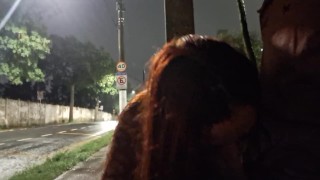 Arrisquei uma masturbação no ponto de onibus ao lado de uma linda ruiva.